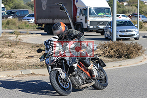 ดักถ่าย KTM SUPER DUKE GT ออกมาวิ่งในสนามทดสอบ