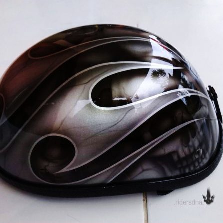 หมวกกันน็อคครึ่งใบสีเงินซามูไรลายไฟ และกระโหลก ลด10%