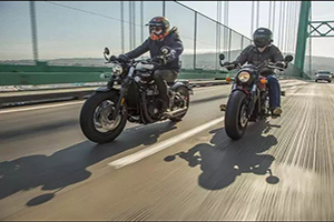 TOP BOBBERS : INDIAN SCOUT BOBBER & TRIUMPH BONNEVILLE BOBBER BLACK