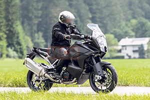 ภาพถ่ายเผย KTM 1290 SUPER ADVENTURE รุ่นใหม่จะมาพร้อมเทคโนโลยี RADAR CRUISE CONTROL