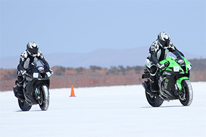 ไร้ปัญหา!!! นักบิดพิการทางสายตาสร้างสถิติ LAND SPEED ใหม่ได้สำเร็จ