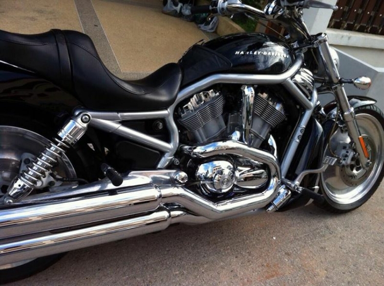 ขออนุญาติขาย harley-v rodครับปี2005 ด่วนครับมีทะเบียนพร้อมโอนครับ สนใจทักมาครับหรือติดต่อ มาได้เลยครับ