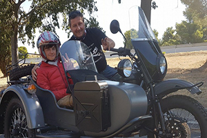 พ่อลูกออกทริปทางไกล 4,300 ไมล์สู่รัสเซียด้วย URAL MOTORCYCLE