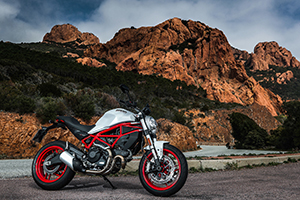 FIRST RIDE REVIEW : 2017 DUCATI MONSTER 797