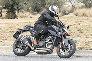แอบส่อง SUPER DUKE R โมเดลใหม่ที่ออกมาวิ่งในสนามทดสอบ