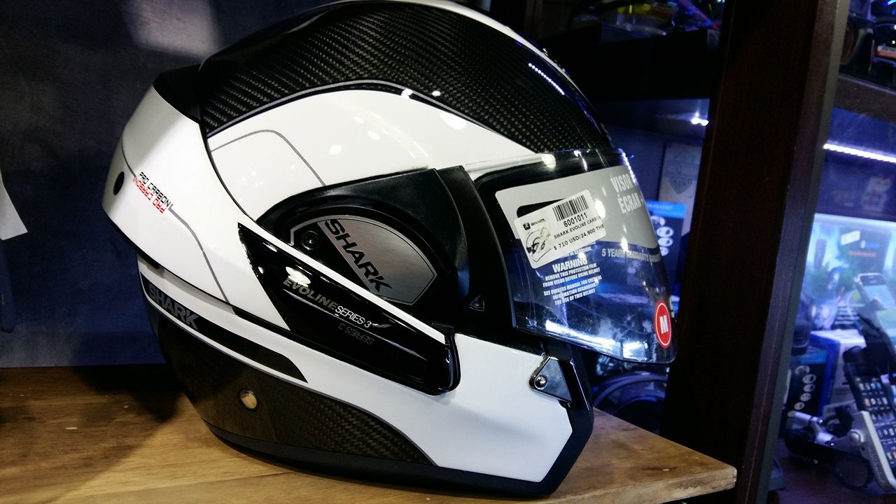 หมวกันน็อคยี่ห้อ Shark Evoline Carbon series 3 สีขาว