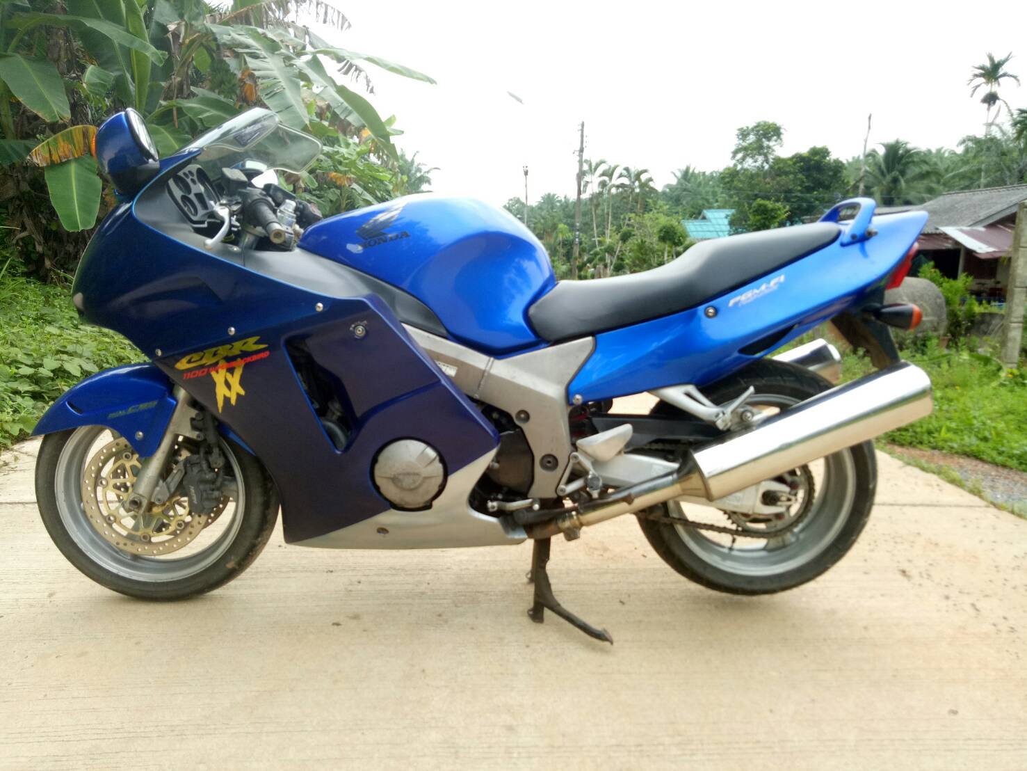 ขายด่วนcbr1100xx ปี2000 อินวอยเครื่องดีสีไม่ค่อยสวยขายถูกมาก