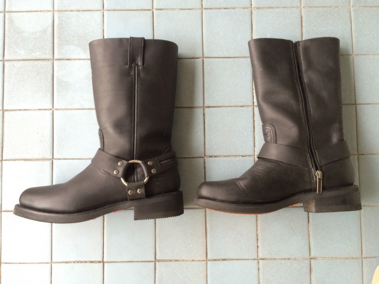 ขายรองเท้าบู๊ท HARLEY Size USA=8 UK=7 EUR=41 สภาพ 90% ราคา 4,500 บาท โทร 0818607867