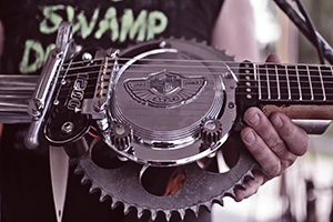 HOG-O-CASTER กีตาร์ไฟฟ้าที่สร้างจากชิ้นส่วนของมอเตอร์ไซค์ HARLEY DAVIDSON