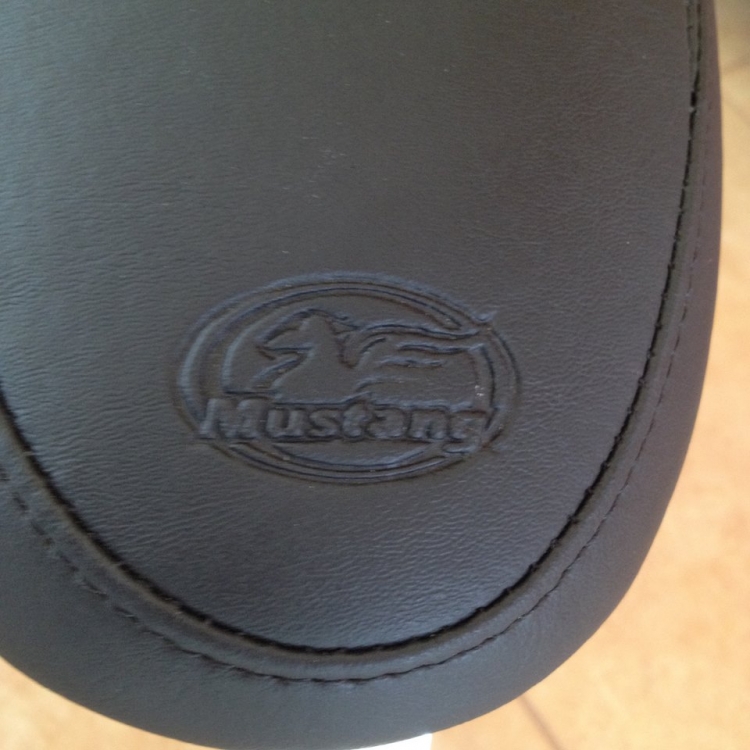 เบาะ Mustang One-Piece Tripper Fastback™ Tuck and Roll, XL Sportster