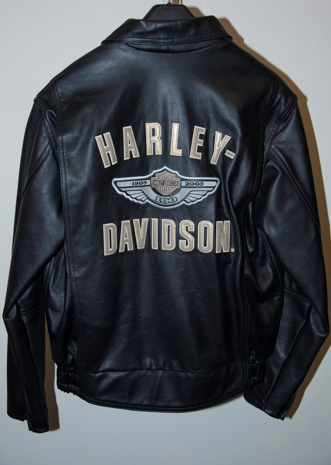 ส่งต่อแจ๊คเก็ตหนังแท้ Harley - Davidson ของแท้ Size S รุ่น 100 ปี Made in USA. สาวก 100 ปี