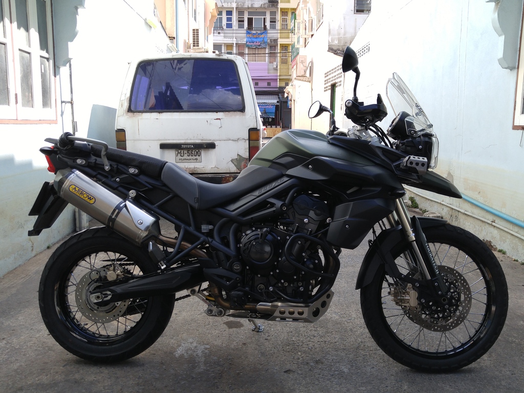 ขาย Triumph Tiger 800xc ตัวประกอบนอกสวยๆ กริ๊ปๆ รถสีเขียวด้าน ปี 2013 ไมล์แค่ 4900 แท้ๆ ยางนอก-ใน ใหม่ วิ่งแค่พันกว่าโล มียางในสำรองให้หน้า-หลัง ผ้าเบรคเต็มๆ พร้อมของแต่งดังนี้ 1.ท่อ Arrow 2.ไฟฟ็อคแล