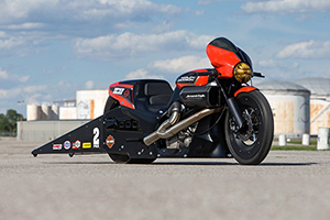 HARLEY DAVIDSON จับ STREET ROD แปลงร่างสู่การแข่งขัน DRAG RACING