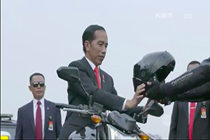 เฟี้ยวไปอีก!! ประธานาธิบดีอินโดนีเซียกลายเป็นสตันท์ไรเดอร์