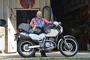 วัดกันที่ใจ... คุณปูวัย 90 กับมอเตอร์ไซค์คู่ใจ SUZUKI DR650