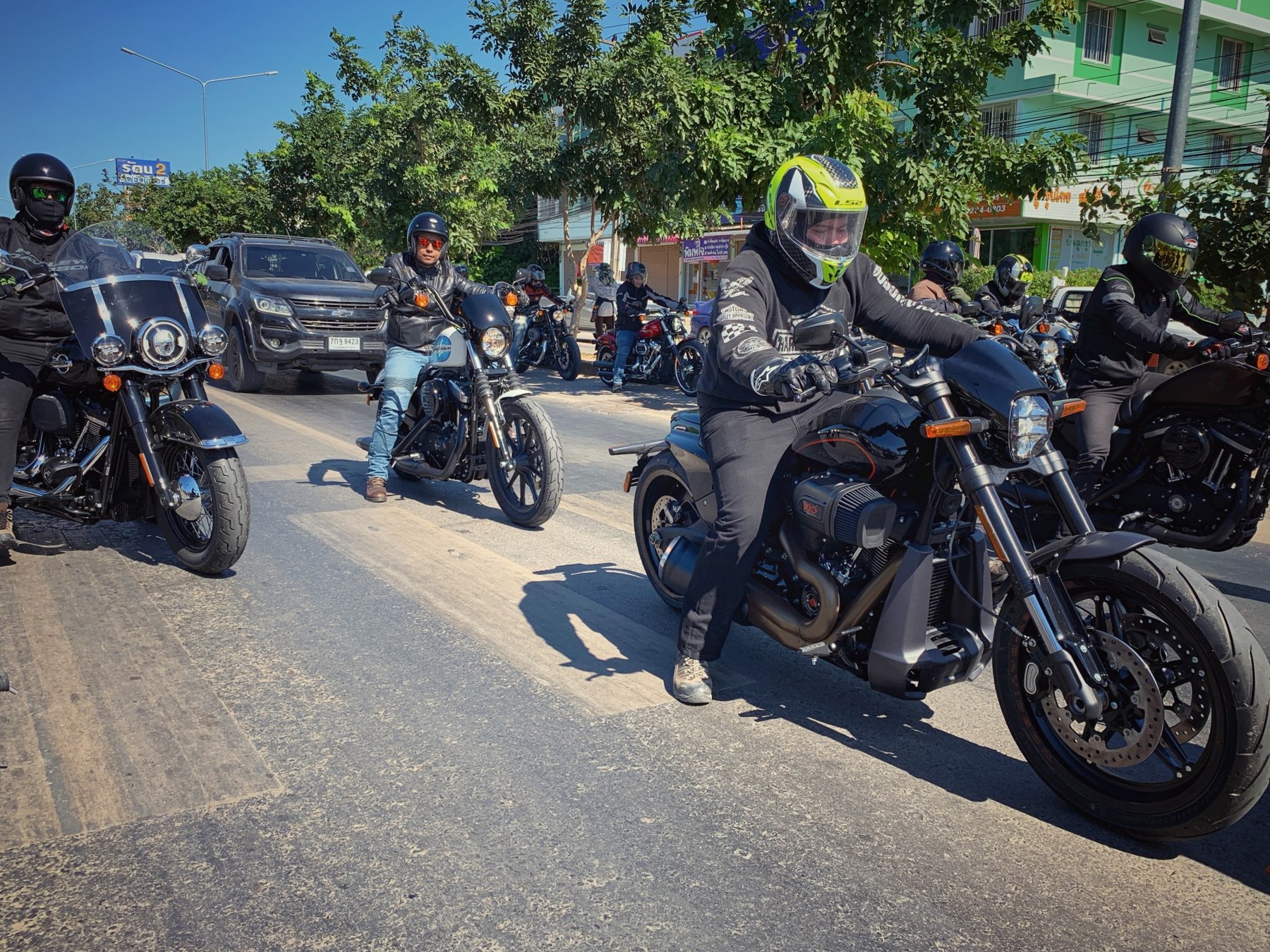 กลุ่มผู้ขี่รถจักรยานยนต์ Harley-Davidson บนถนนในวันที่ออกทริป