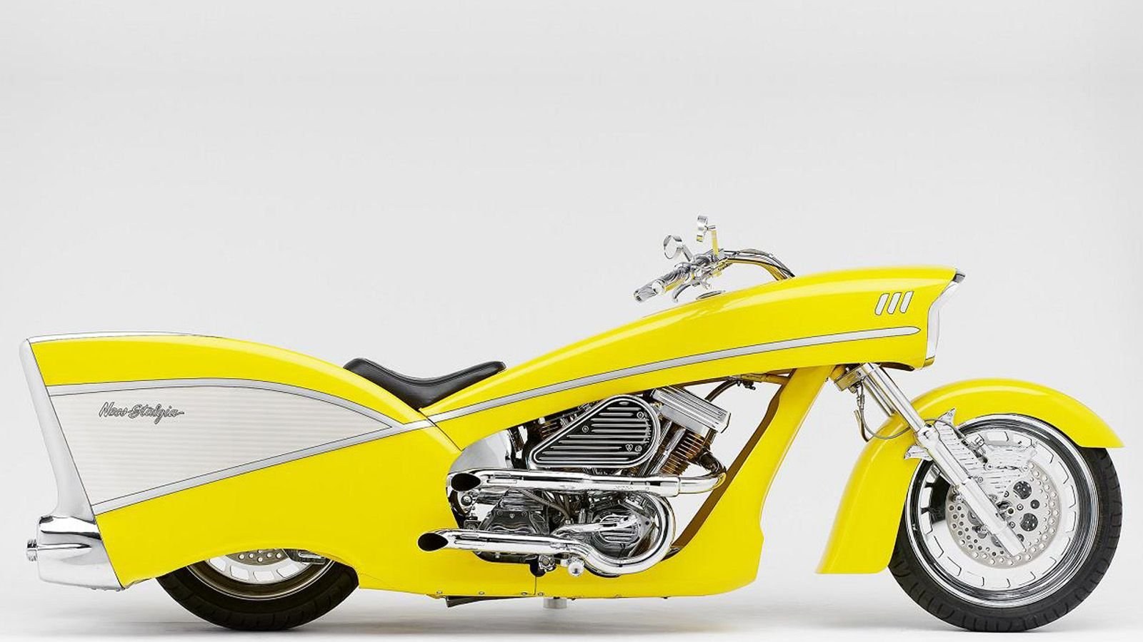 Ness-Stalgia — มุมด้านข้าง เห็นเส้นสายแบบ Chevrolet 1957
