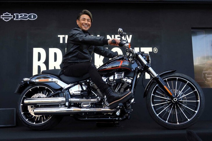 Masato นั่งบน Harley-Davidson Breakout ในงานเปิดตัวที่ญี่ปุ่นปี 2023