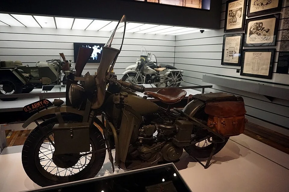 WLA ปีรุ่น 1942 — รถทั้งคันแสดงอุปกรณ์สำหรับงานกองทัพ