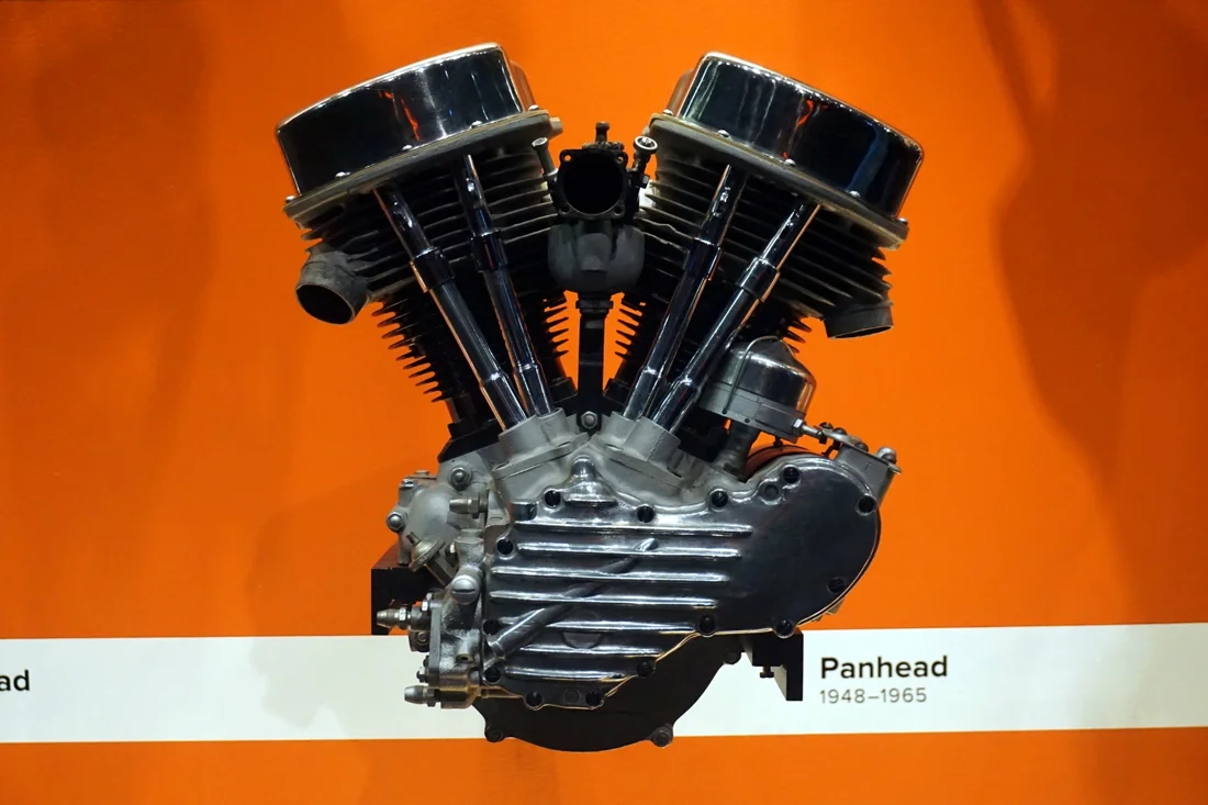 Panhead ปีรุ่น 1948–1965 กับฝาครอบที่ดูคล้ายถาดหรือกระทะ