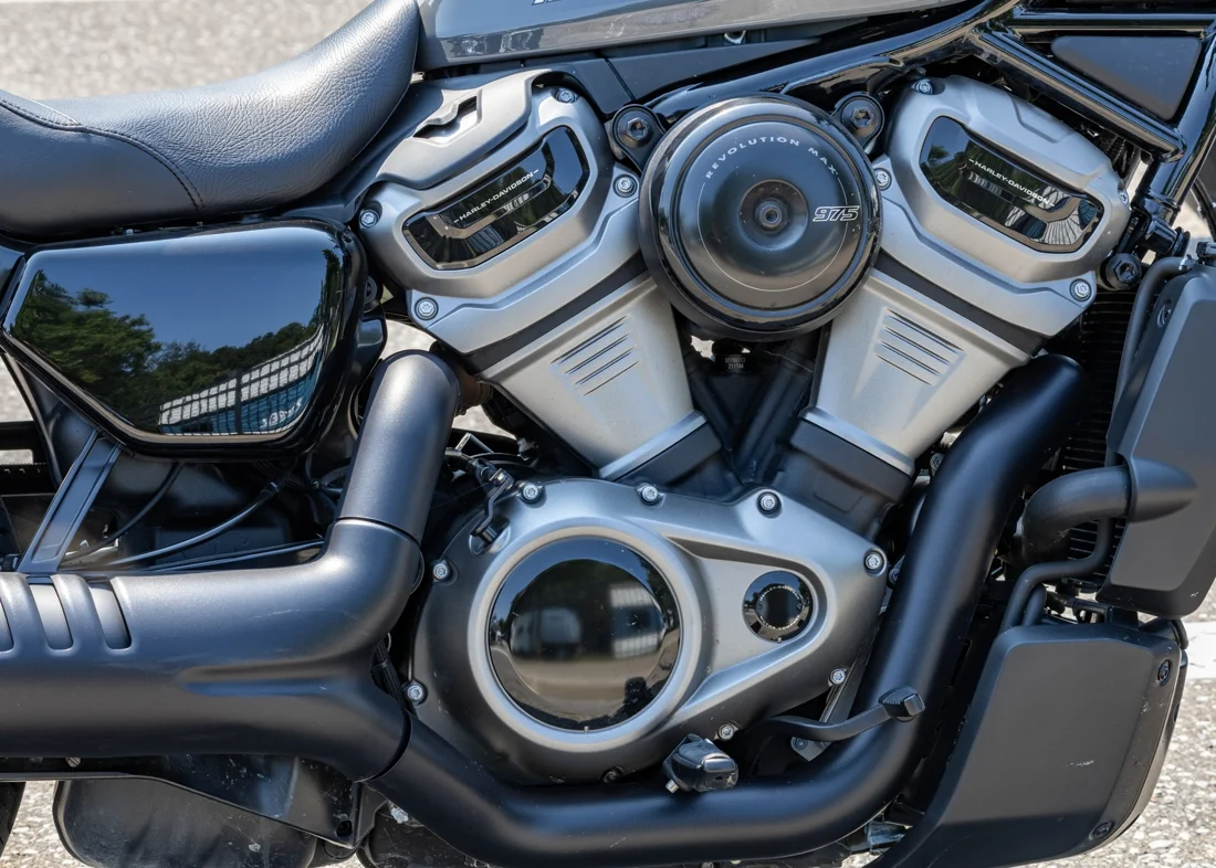 Revolution Max 975T ใน Nightster ภาพนี้ไม่ใช่เครื่อง 1250T ของ Sportster S