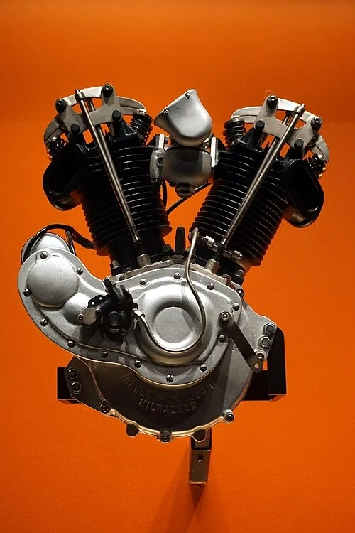 Eight-Valve racer เริ่มปี 1916 แยกจาก Milwaukee-Eight ในยุคปัจจุบัน