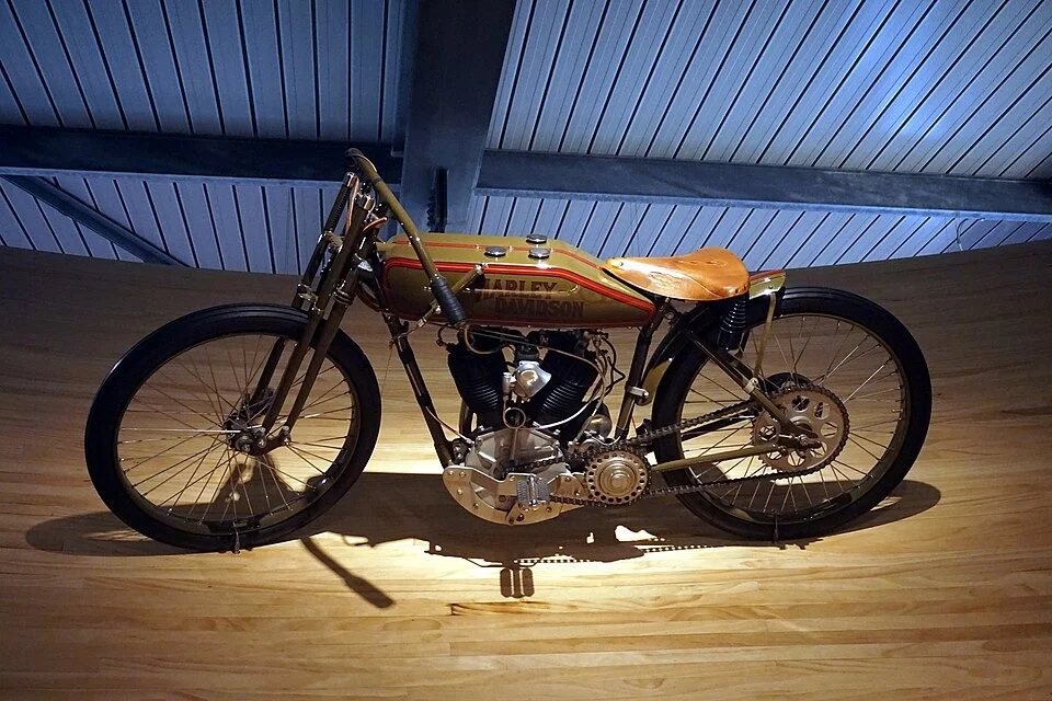 FH Two-Cam racer ปี 1924 ชื่อ Two-Cam นี้ไม่ใช่ตระกูล Twin Cam ปี 1999