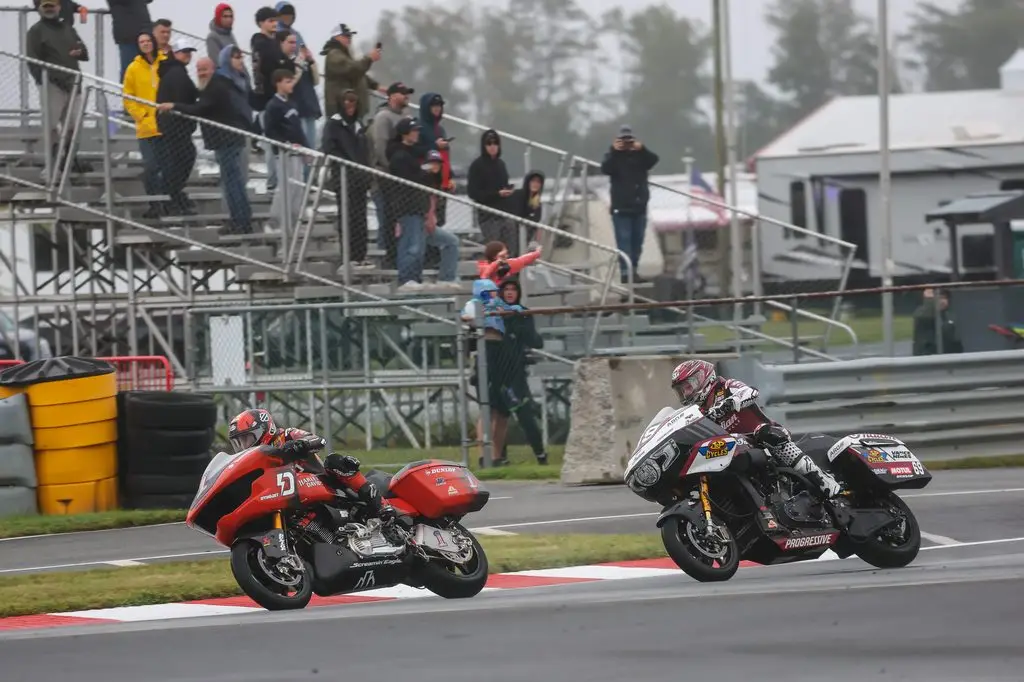 Kyle Wyman หมายเลข 1 ขี่ Harley-Davidson นำหน้า Hayden Gillim หมายเลข 69 บน Indian Challenger ที่ New Jersey Motorsports Park