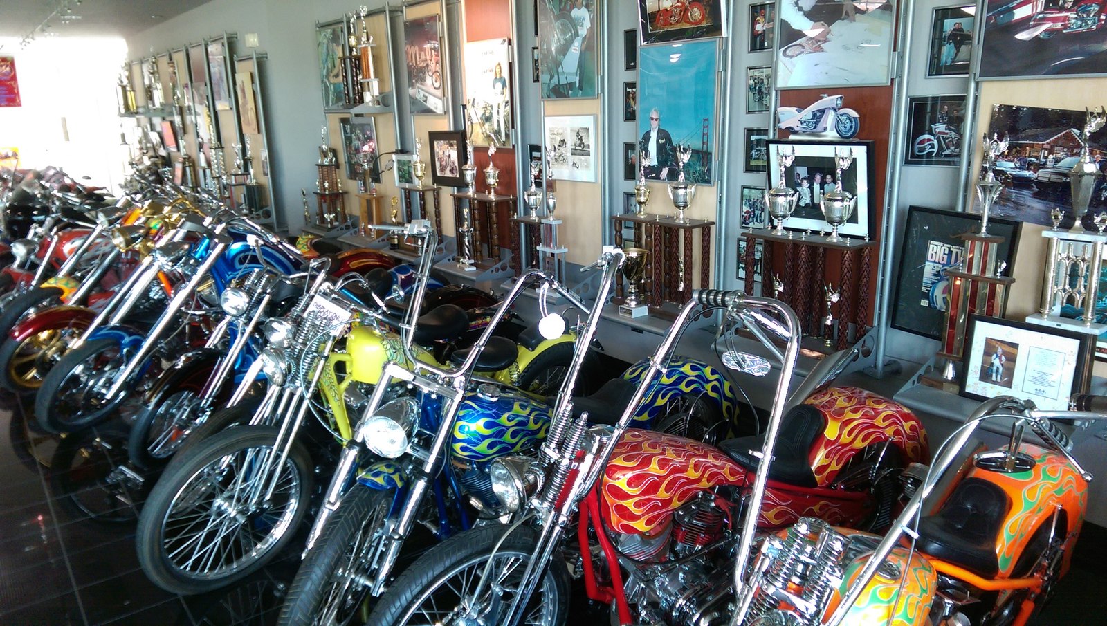 รถ Custom และถ้วยรางวัลบางส่วนของ Arlen Ness — ภาพปี 2015