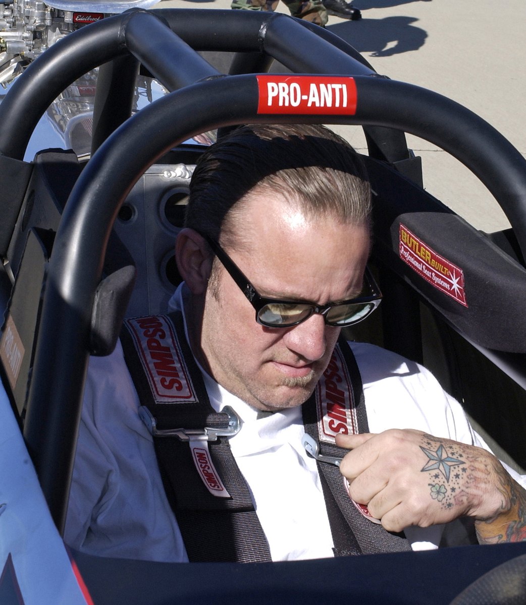 Jesse James ระหว่างการถ่ายทำ Monster Garage กับรถ Belly Tank Lakester — ภาพปี 2005