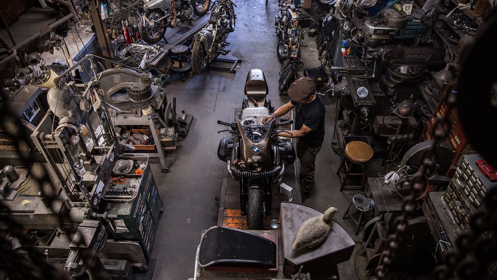 Shinya Kimura กับ BMW R 18 “The Wal” ในอู่ — งานฝีมือกับรถสมัยใหม่