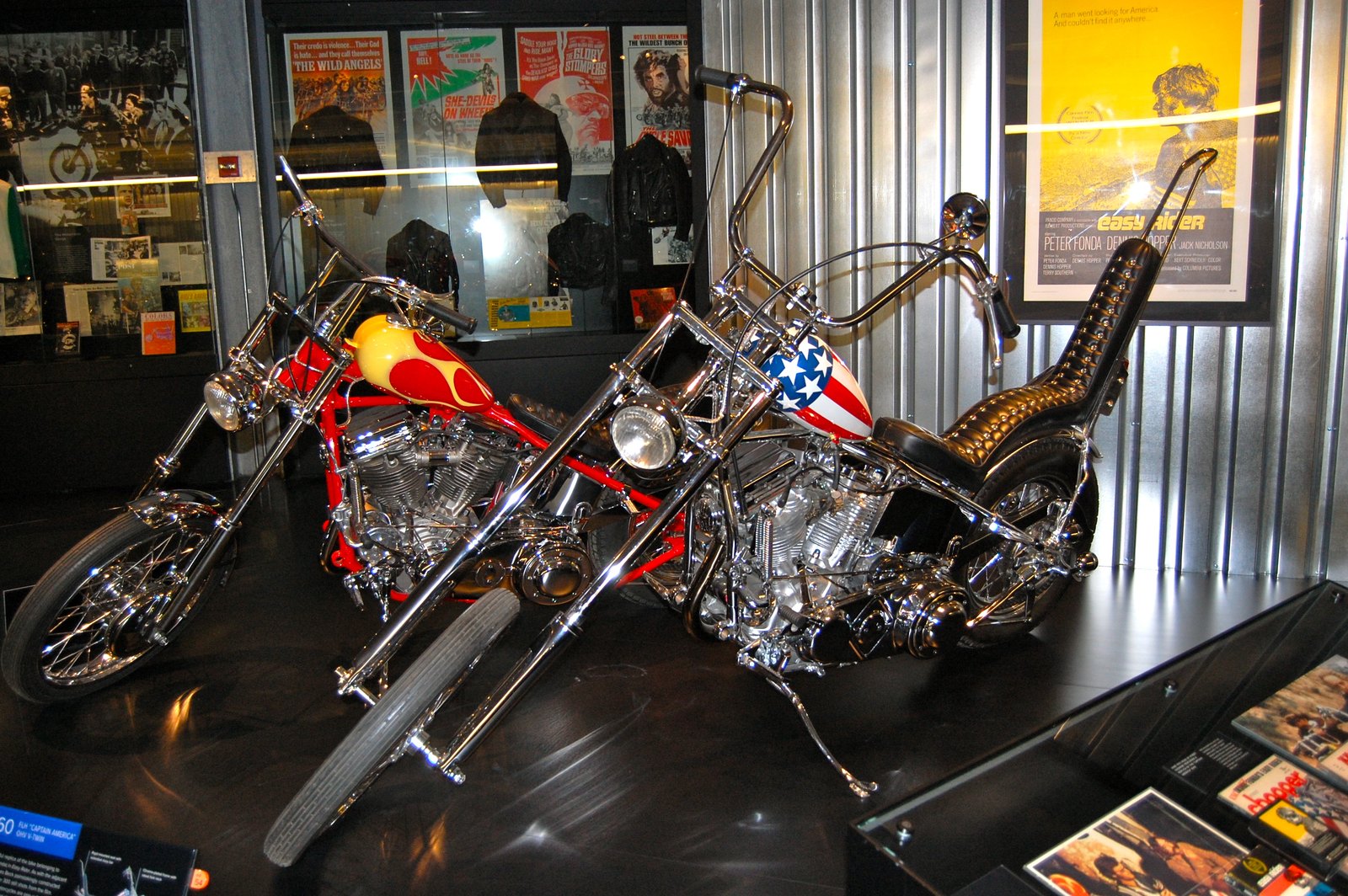 รถจำลอง Captain America และ Billy Bike จาก Easy Rider ที่จัดแสดงใน Harley-Davidson Museum