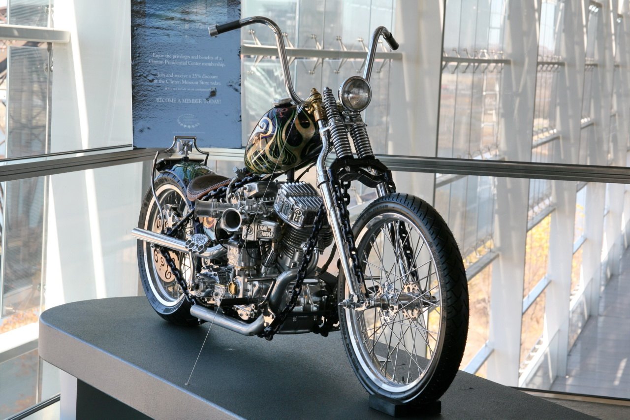Chain of Mystery — รถ Chopper ปี 2004 ของ Indian Larry ที่นำโซ่มาสร้างเป็นส่วนของเฟรม